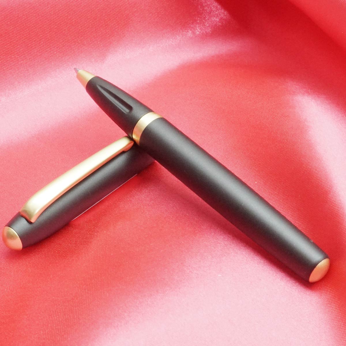 Black Color Magnetic Cap with Gold Clip Roller Ball Model: 12154