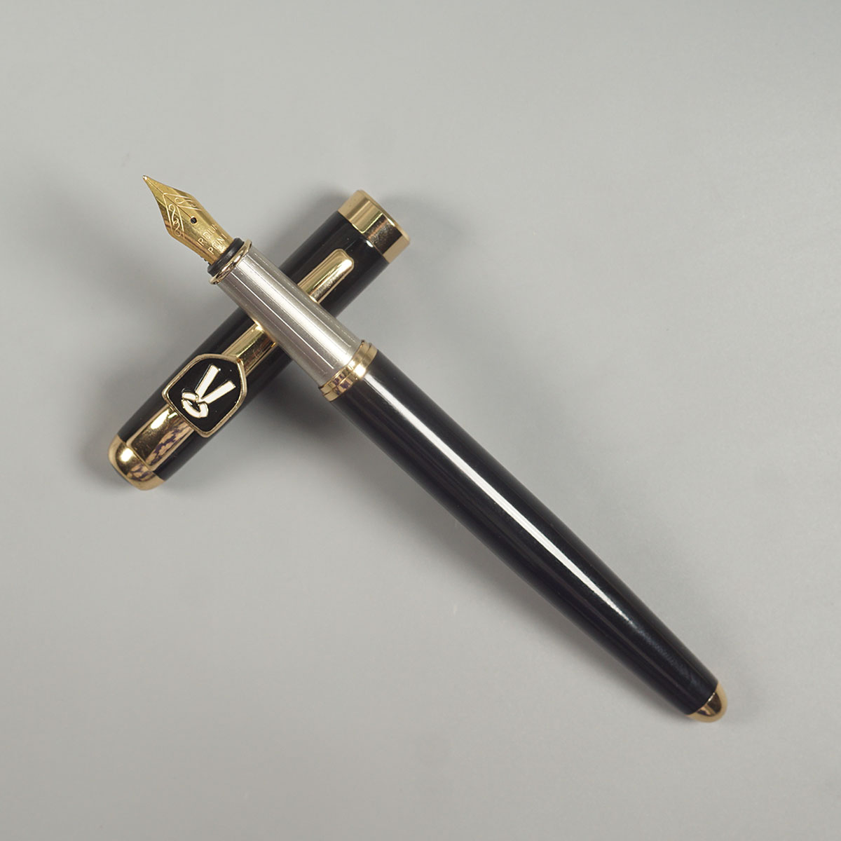 penhouse.in Glossy Black Color Body With Gold Color Clip Advocate Symbol Fine Tip Converter Type Fountain Pen SKU 14460