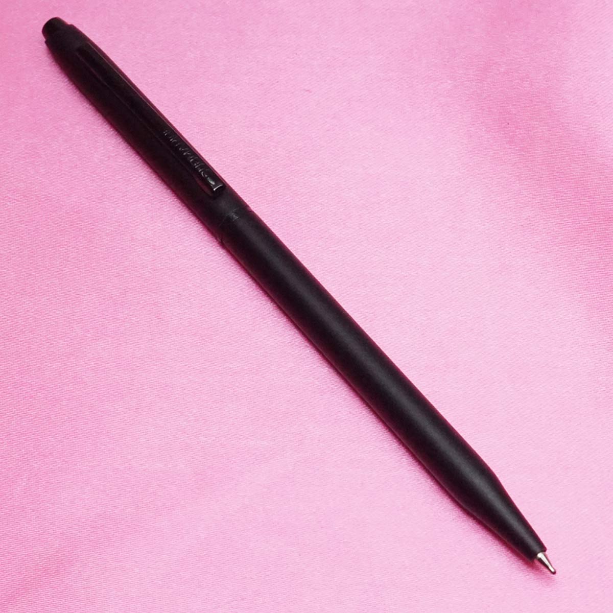 Submarine 922 Model:17606 Slim Full Mat Finish   Black Color Body With  Fine  Tip Twist Type  Ball Pen