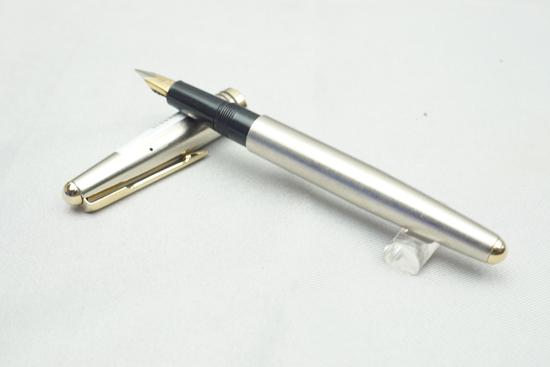 Penhouse Model : 17741  Full Silver Color Body WithGold Color Clip  Fine Nib Fountain Pen 
