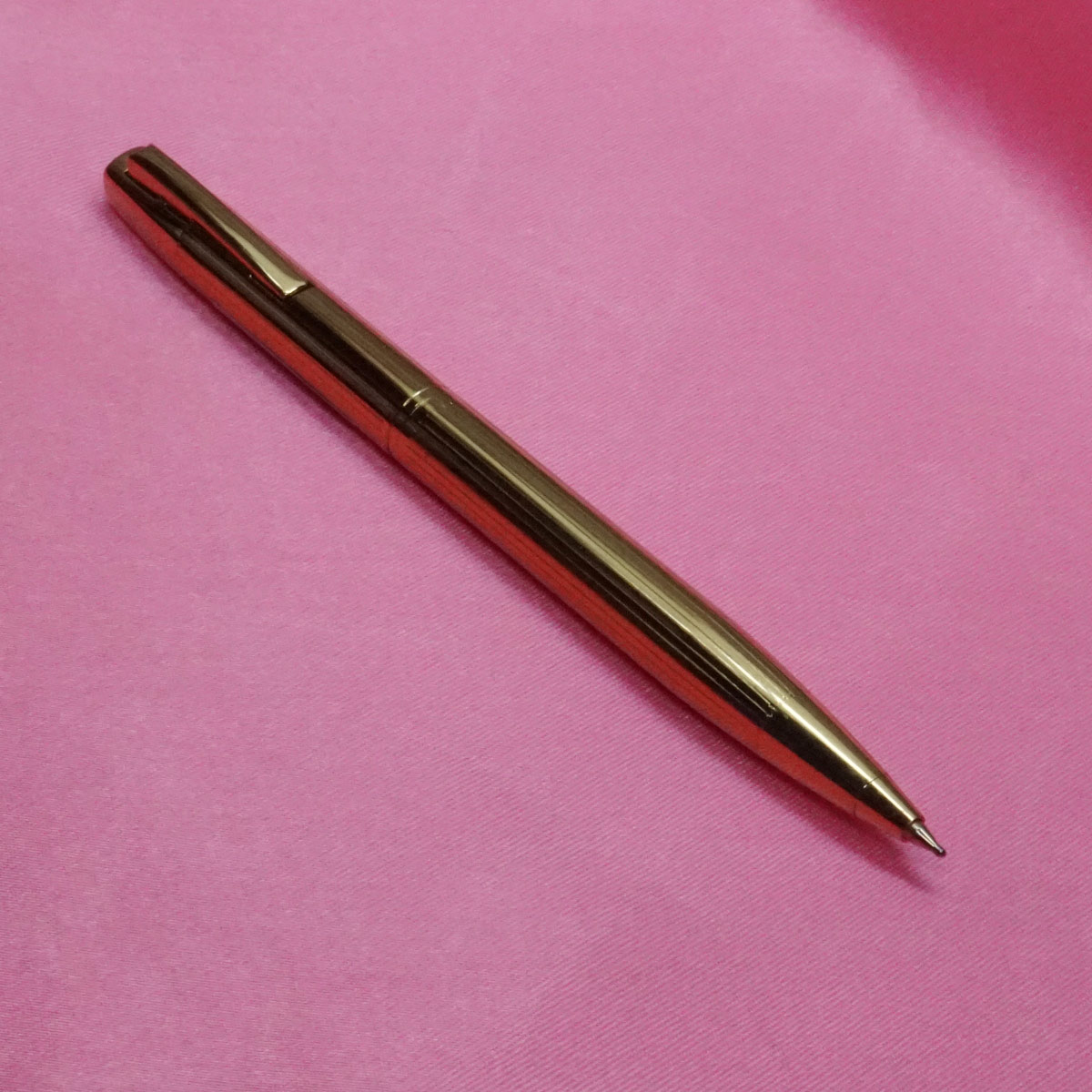 penhouse.in Gold Body and Cap Retractrable Ball Pen with Fine Tip SKU 19725