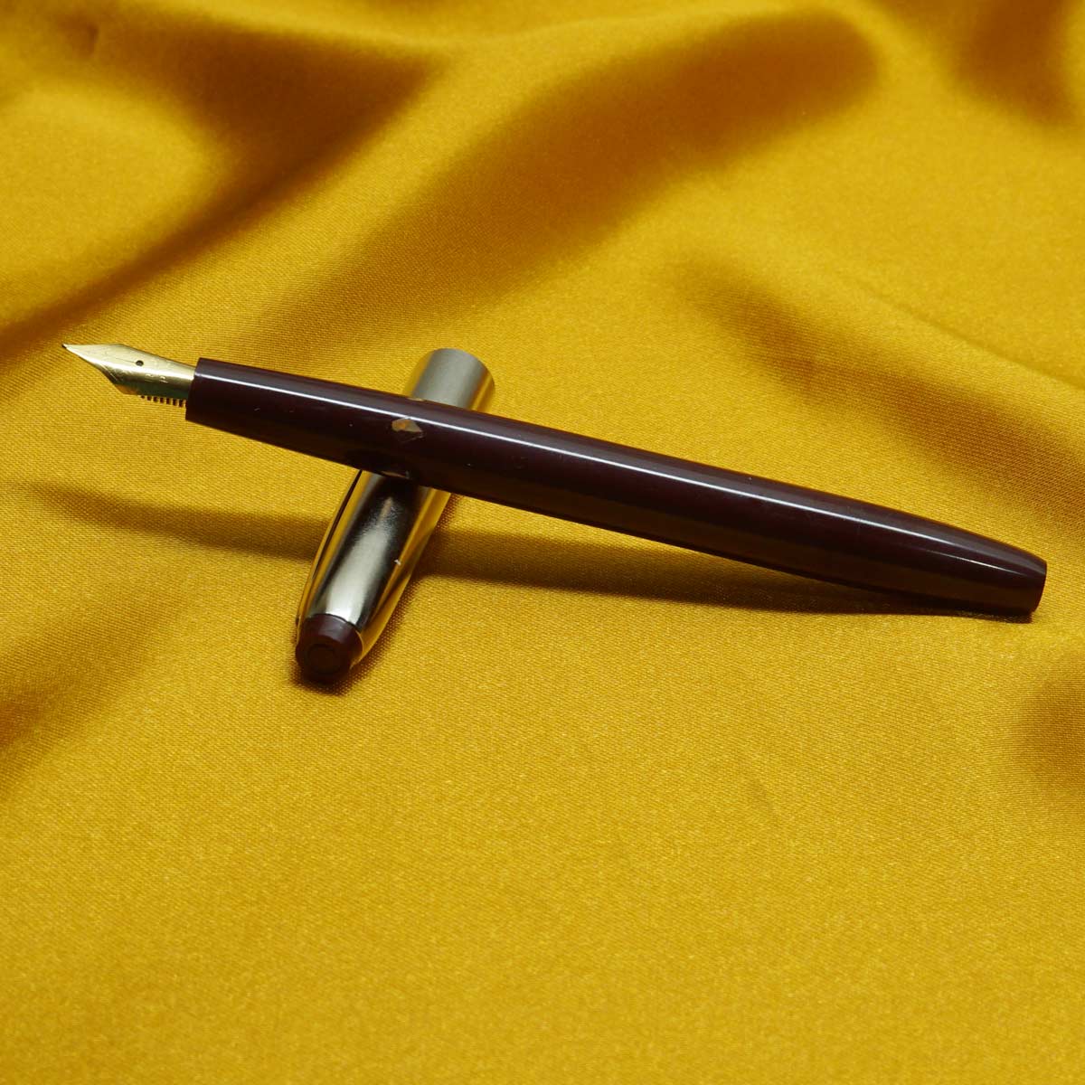 V Sign Beena Neo Maroon Color Body Silver Cap with Gold Trim No.5.5 GP Fine Tipped  Piston Type Filling Fountain Pen SKU 20644