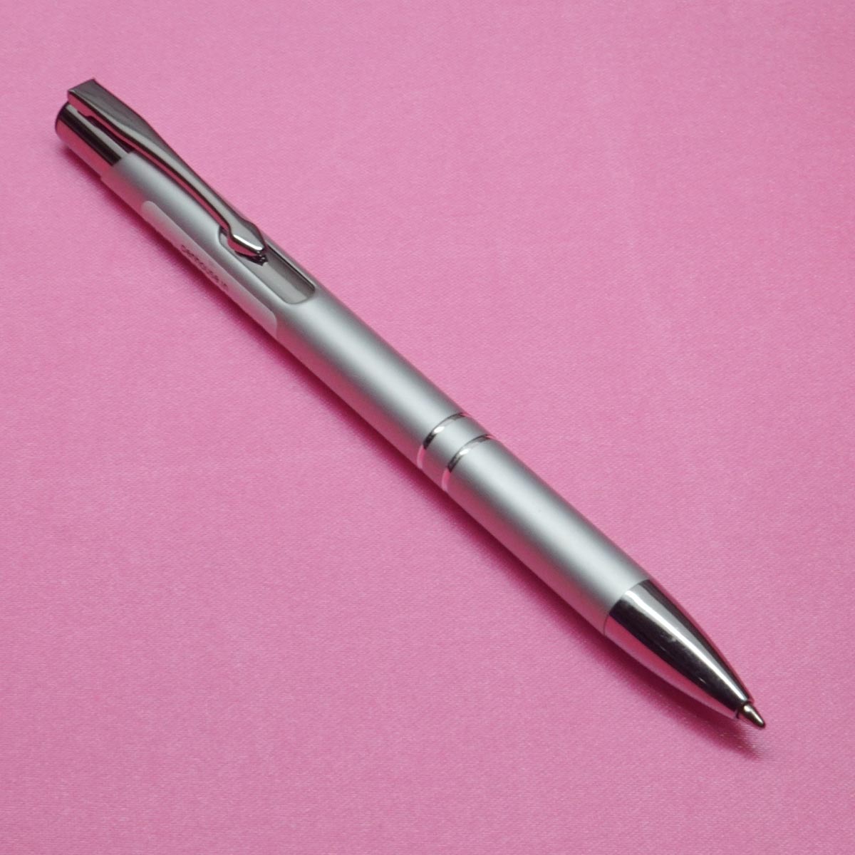penhouse.in White Color Body with Silver Trims Retractable - Click Medium Point Ball Pen SKU 20681