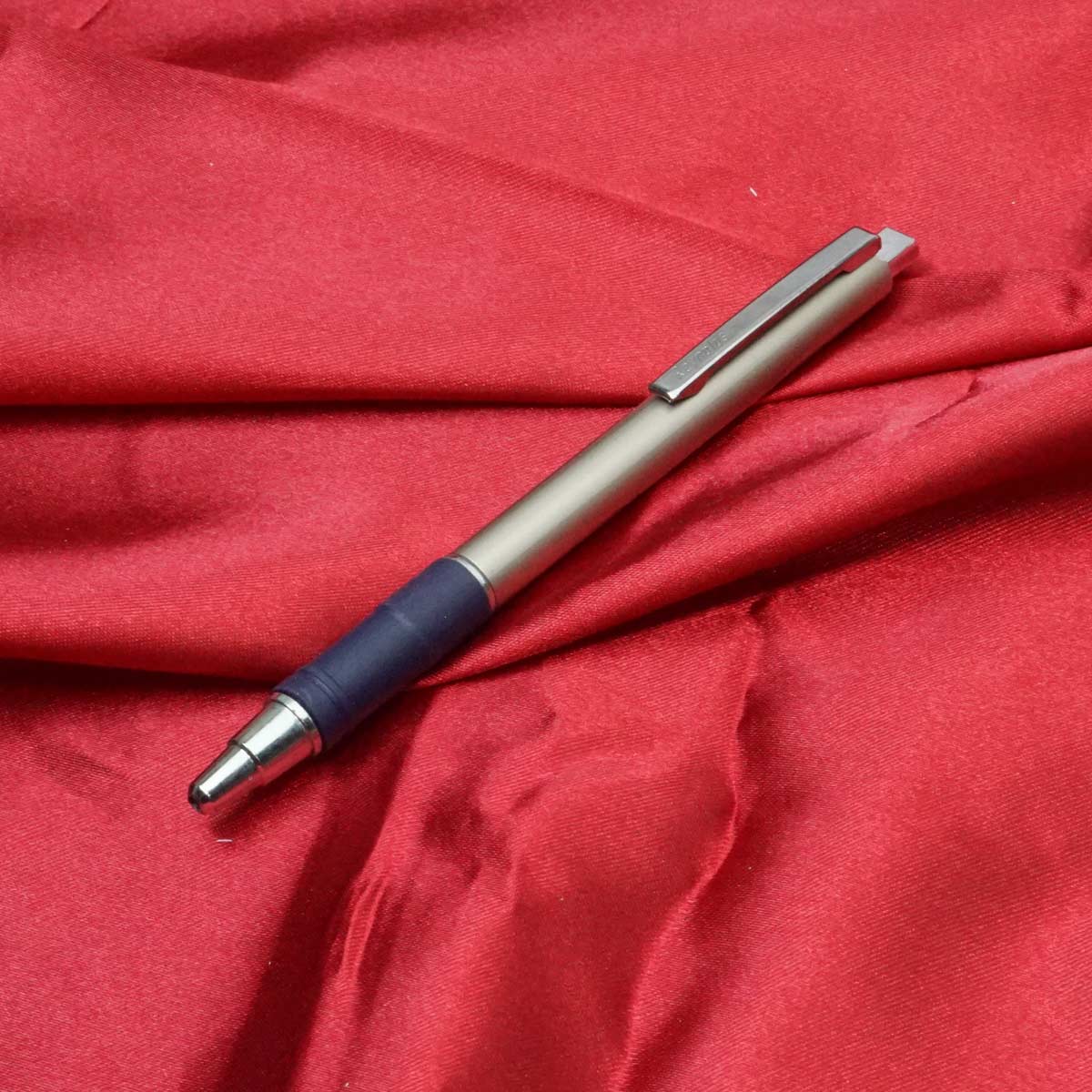 Reynolds Jetter Metallic FX  Blue Color Grip With Fine Tip Click Type Ball Pen SKU 20957