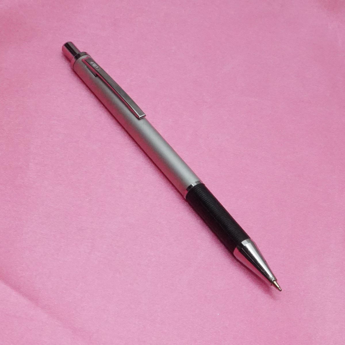 K-Nine PSLV Silver Color Bosy With Silver Clip 0.7mm Tip Click Type Ball Pen  SKU 21088