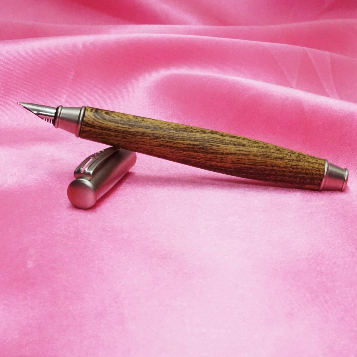V Sign Beena Florella Brown Wooden Pattern Body With Medium Nib Converter Type Fountain Pen SKU 21348