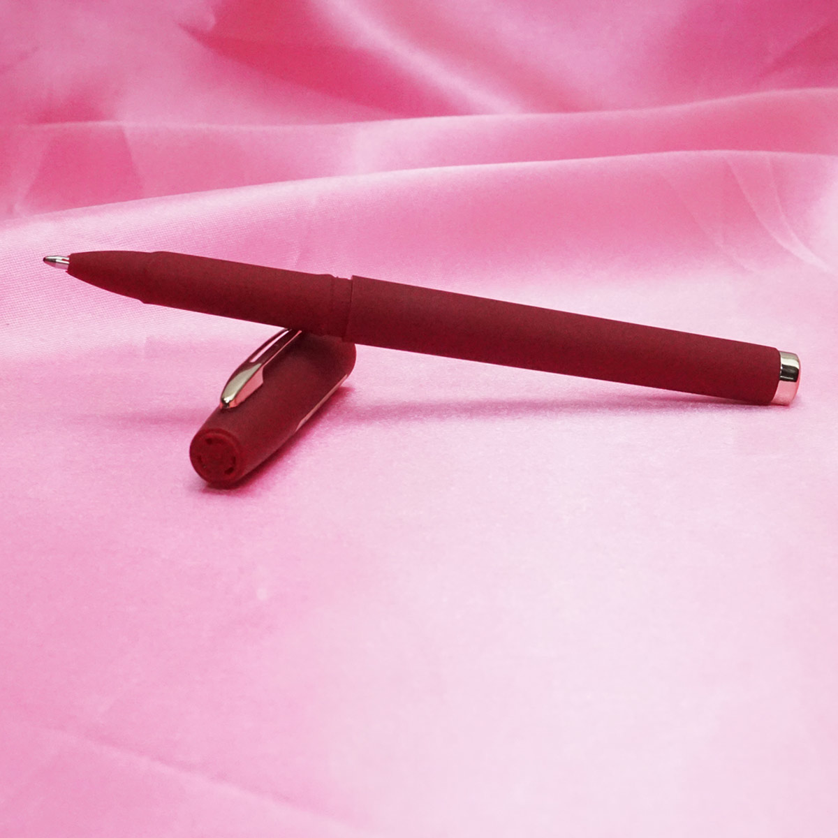 Baoke Mat Red Smooth Finish Body With Gold Trim 0.7mm Tip Gel Pen SKU 21350
