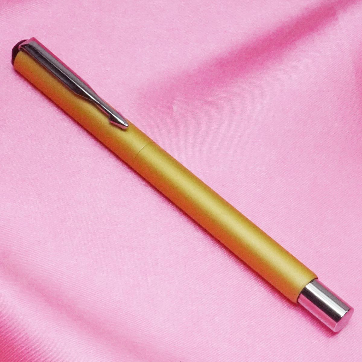 penhouse.in Mat Pale Gold Color Body With Fine Tip Silver Clip Cap Type