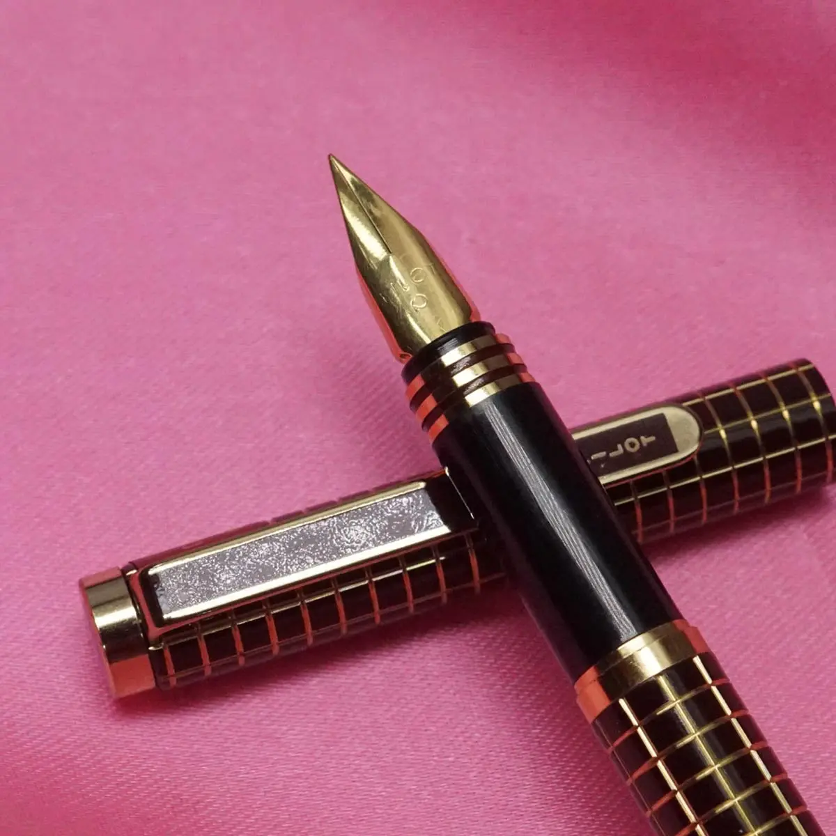 Pilot Dipper Maroon Color With Gold Check Designed Body With Fine