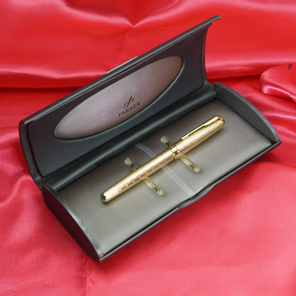 Parker Sonnet Gold Body and Cap Diamond Etched Gold Trims Fountain Pen SKU 21487
