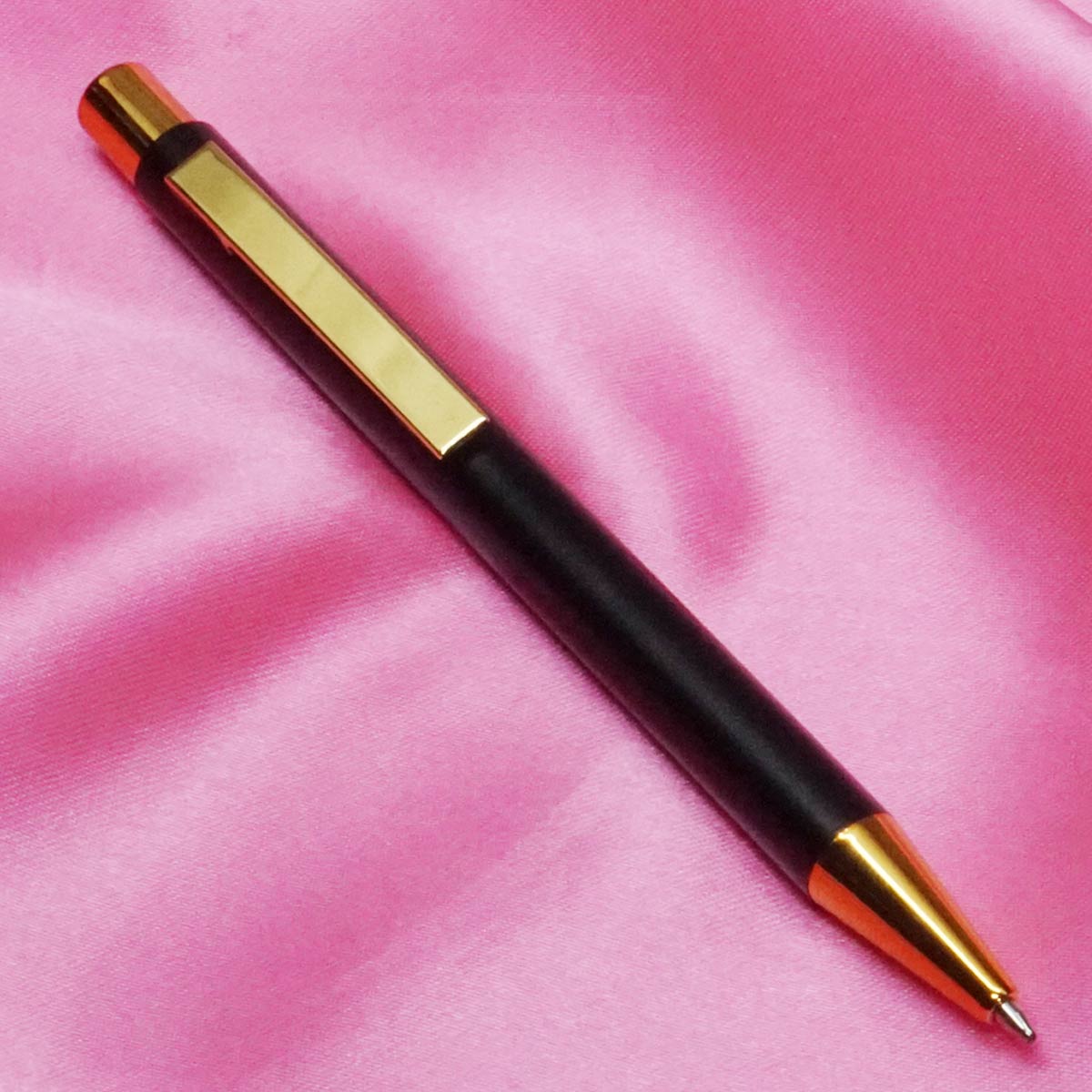 penhouse.in Black Color  Body With Medium Tip Gold Trim Click Type Ball Pen SKU 21641