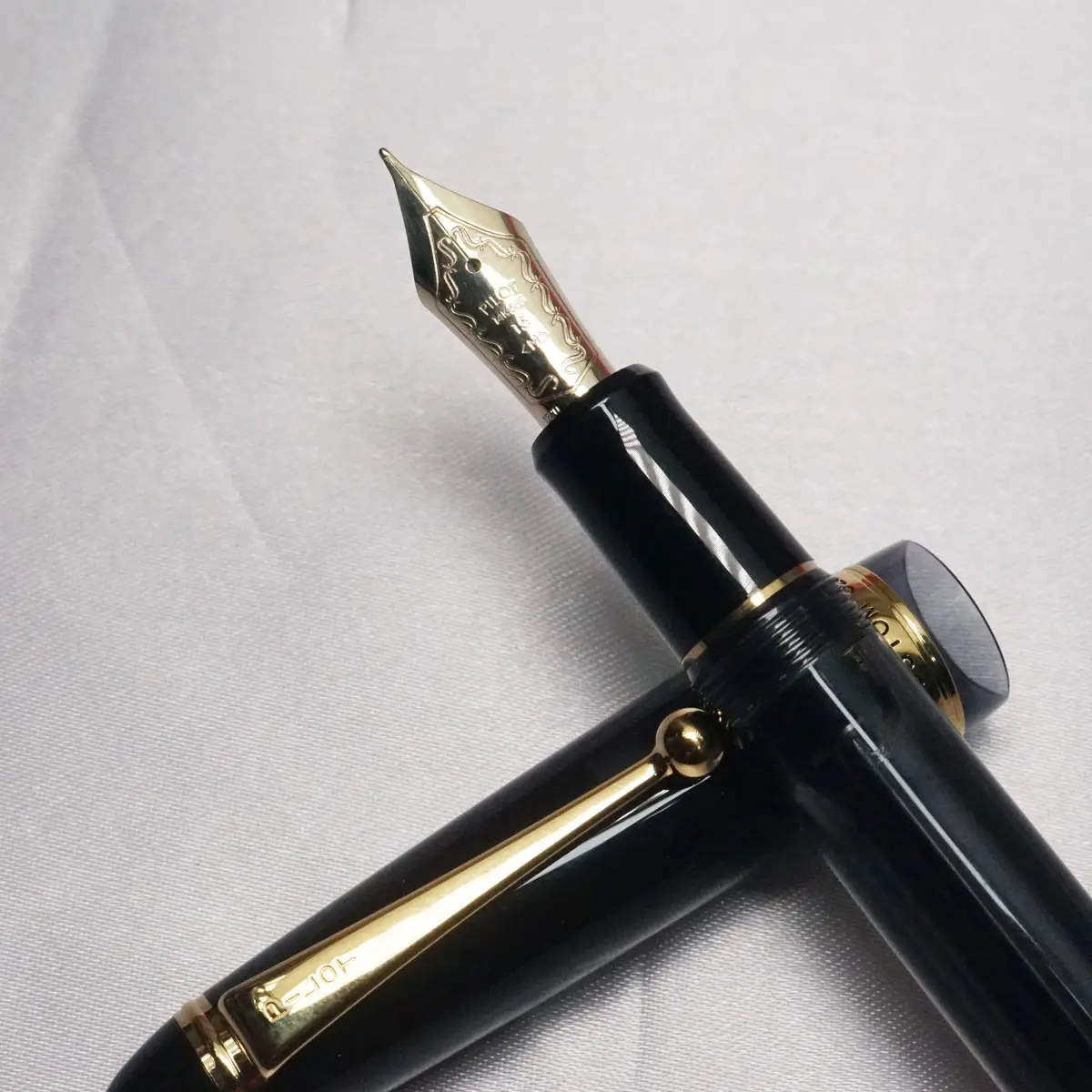 Pilot Custom 823 Transparent Black Body Fountain Pen with Medium