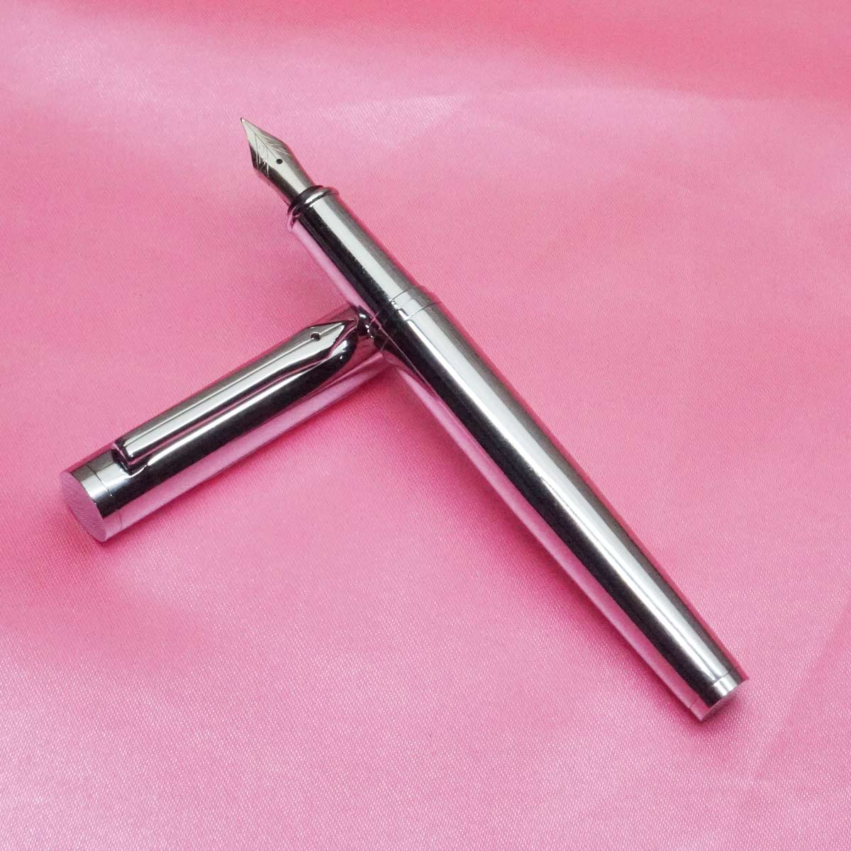 penhouse.in Silver body and magnetic Cap with Fine Tipped No.5.5 SSF Nib Convertor Type Fountain pen SKU 21838