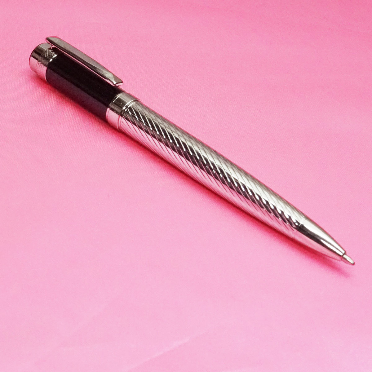 Penhouse.in 471 Silver Swirl Design Body With Black Color Cap Silver Trims Medium Tip Twist Type Ball Pen SKU 21955