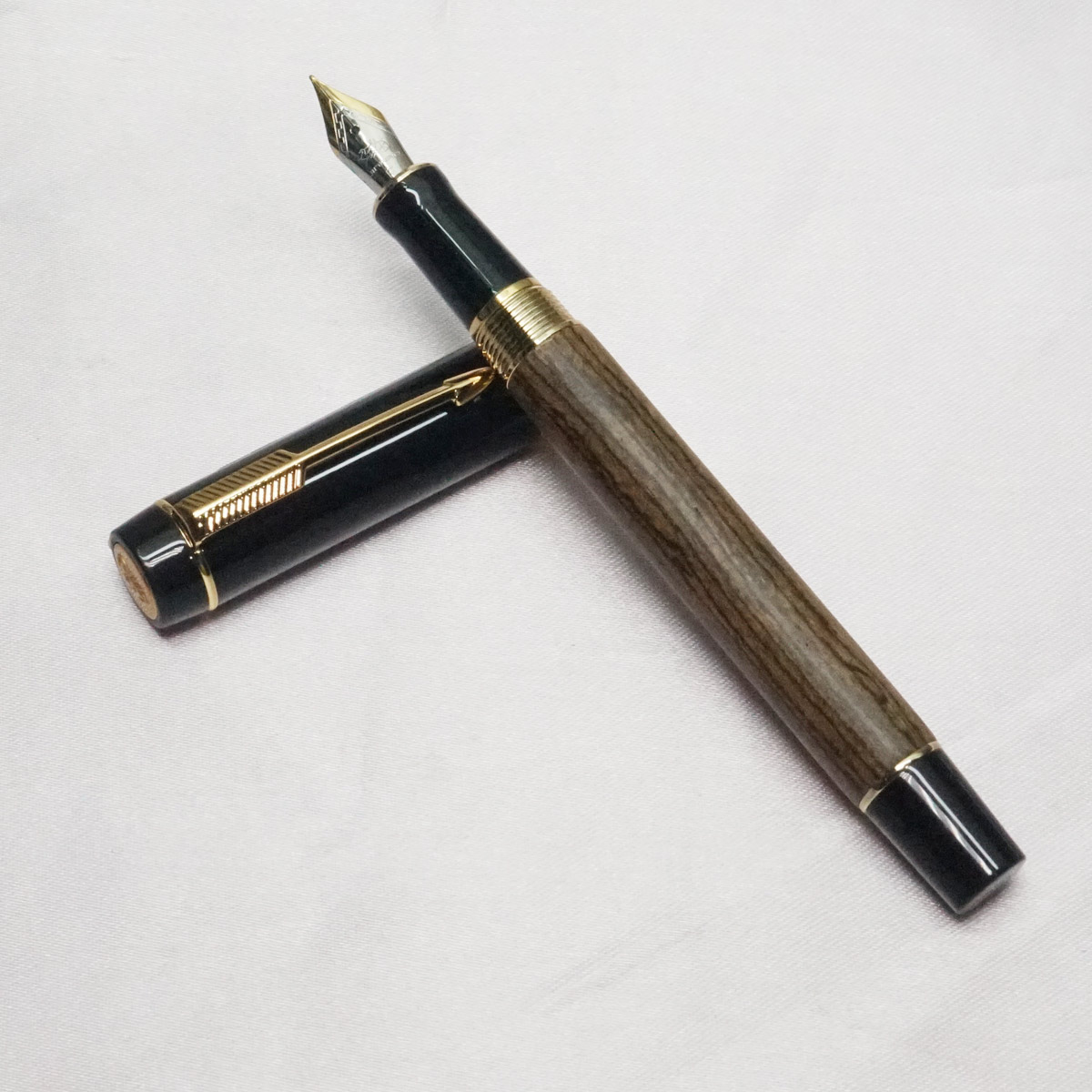 Jinhao Wooden Body Pen with Gold Trims No.5.5 Dual Tone Medium Nib Convertor Type Fountain Pen SKU 21993