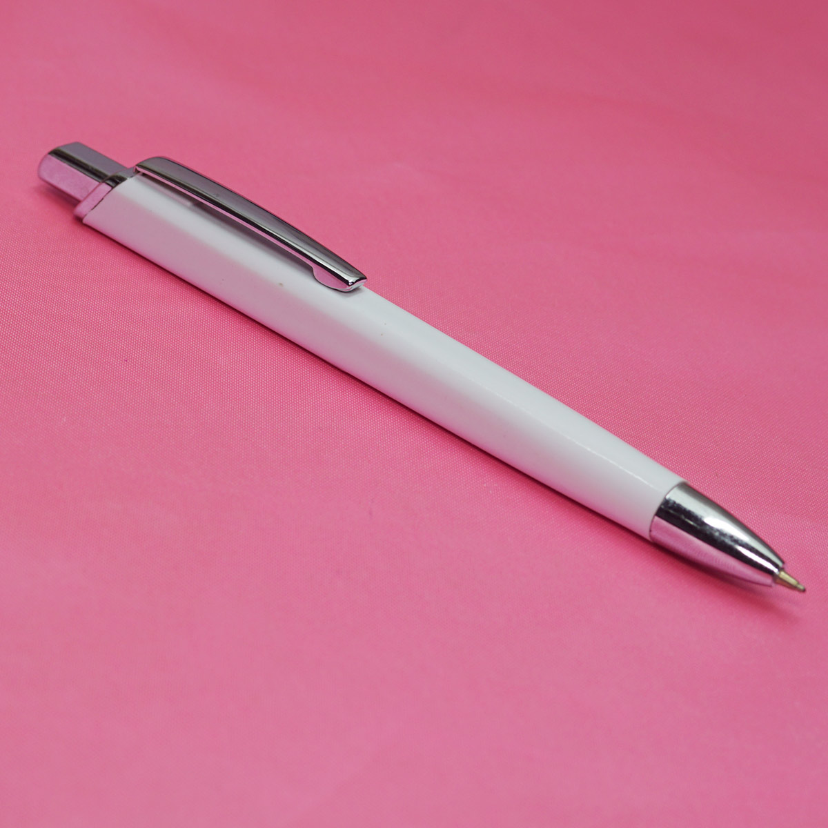 penhouse.in White Color Mat Finish Body With Silver Clip Fine Tip Retractable Ball Pen SKU 22072