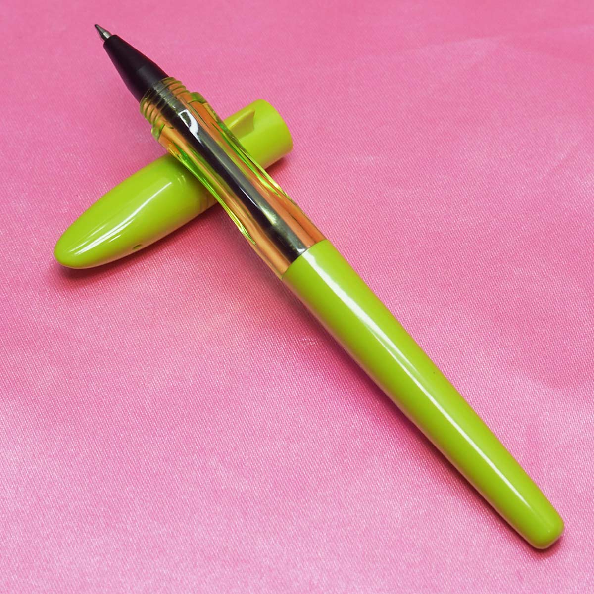 Jinhao Shark Shape Green Color Body With Cap Medium Tip Gel Pen SKU 22077