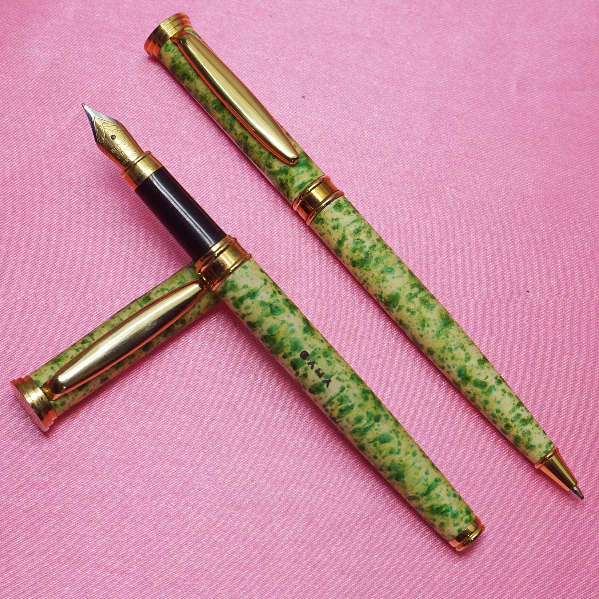 Gama Green Marble Design Cap and Body with Gold Trims No.5 Dual Tone Fine Tipped Convertor Type Fountain Pen SKU 22227