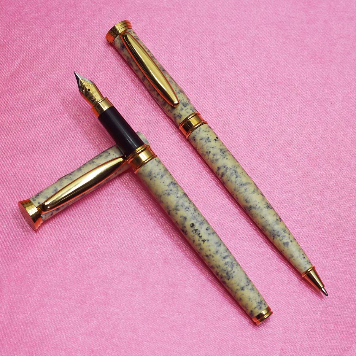 Gama White Marble Design Cap and Body with Gold Trims No.5 Dual Tone Fine Tipped Convertor Type Fountain Pen and Ball Pen Set SKU 22289