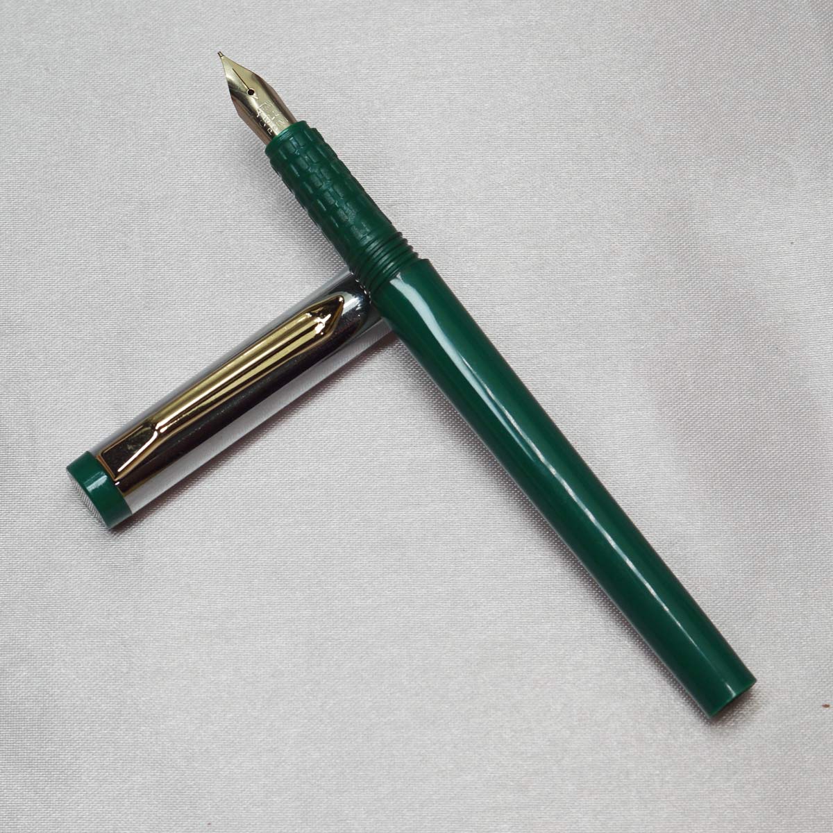 penhouse.in Green Color Body With Silver Cap and Gold Clip Fine Nib Eye