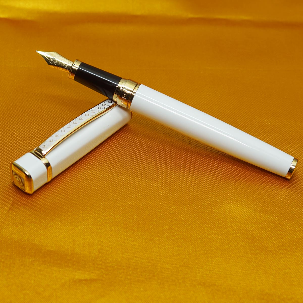 Hero 979 White Color Body With Cap Gold Clip and Gold Trims Medium Nib Converter Type Fountain Pen SKU 22495