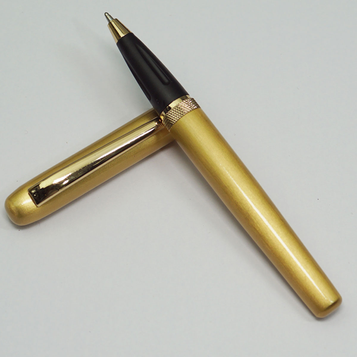 penhouse.in Golden Color Body With Magnatic Cap Medium Tip Cap Type Ball Pen SKU 22770
