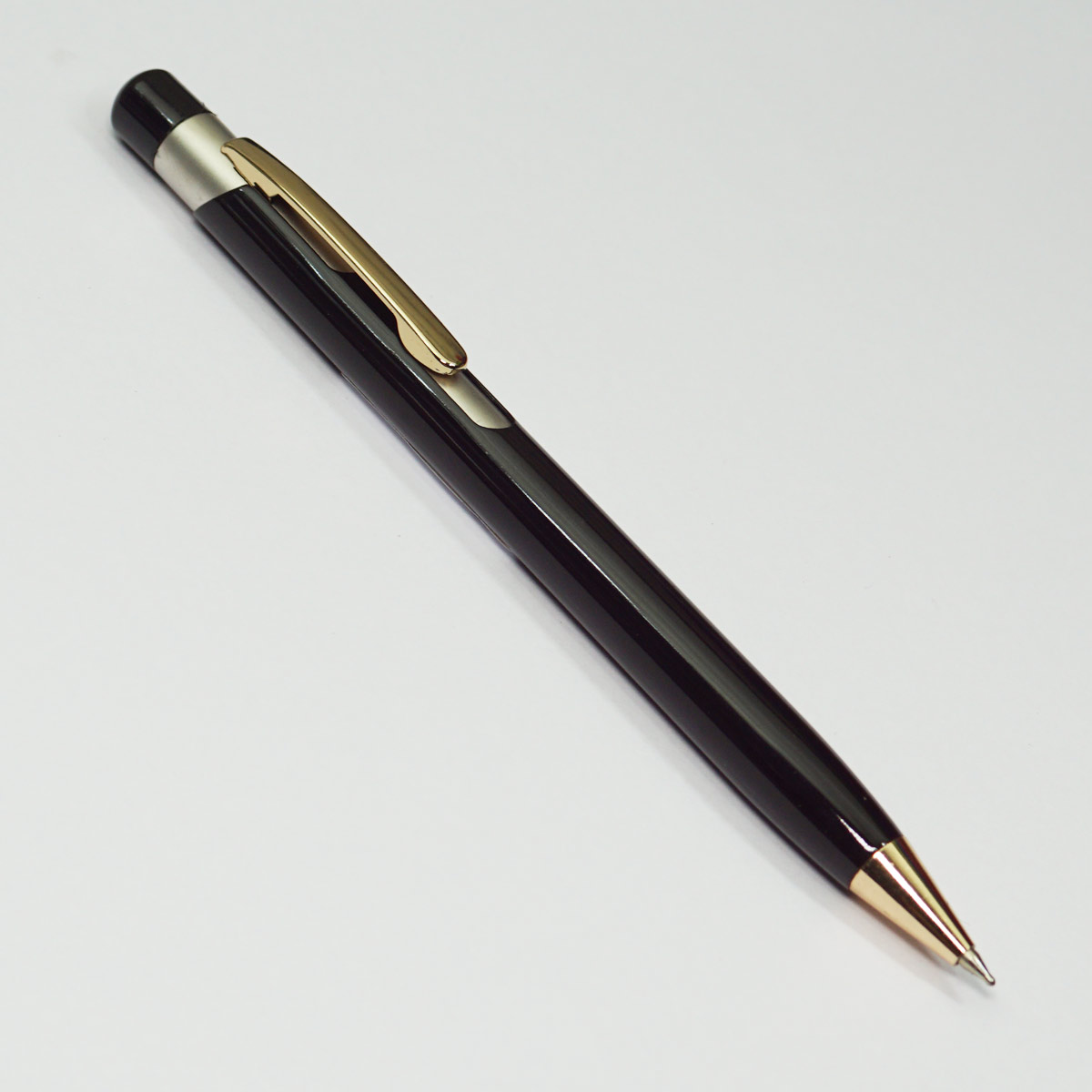 penhouse.in Black Color Body With Gold Clip Fine Tip Retractable Type Ball Pen SKU 22874
