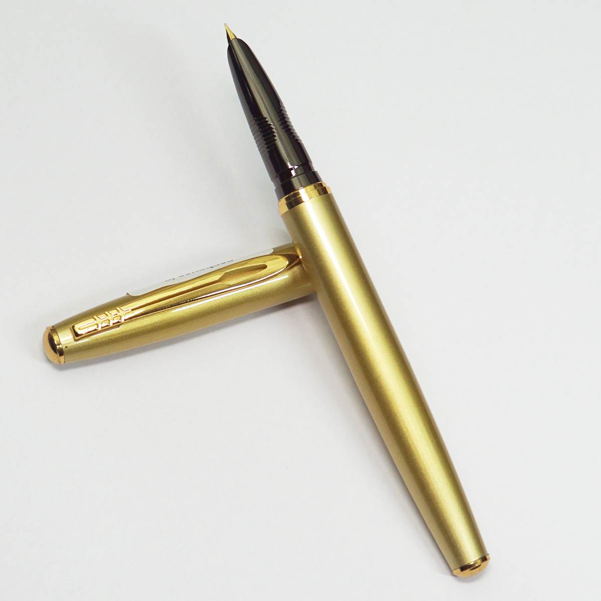 Dikawen 866 Glossy Golden Color Body With Fine Nib Grey Holder Grip Golden Designed Trim Converter Type Fountain Pen SKU 23369