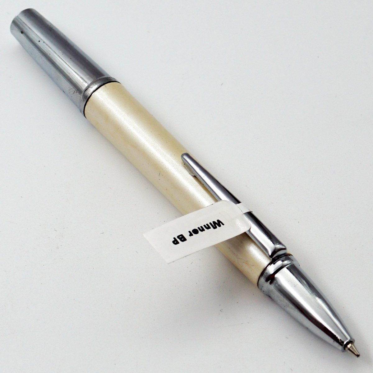 Winner Ivory Color Body With Silver Clip Fine Tip Magnatic Type Ball Pen SKU 24737