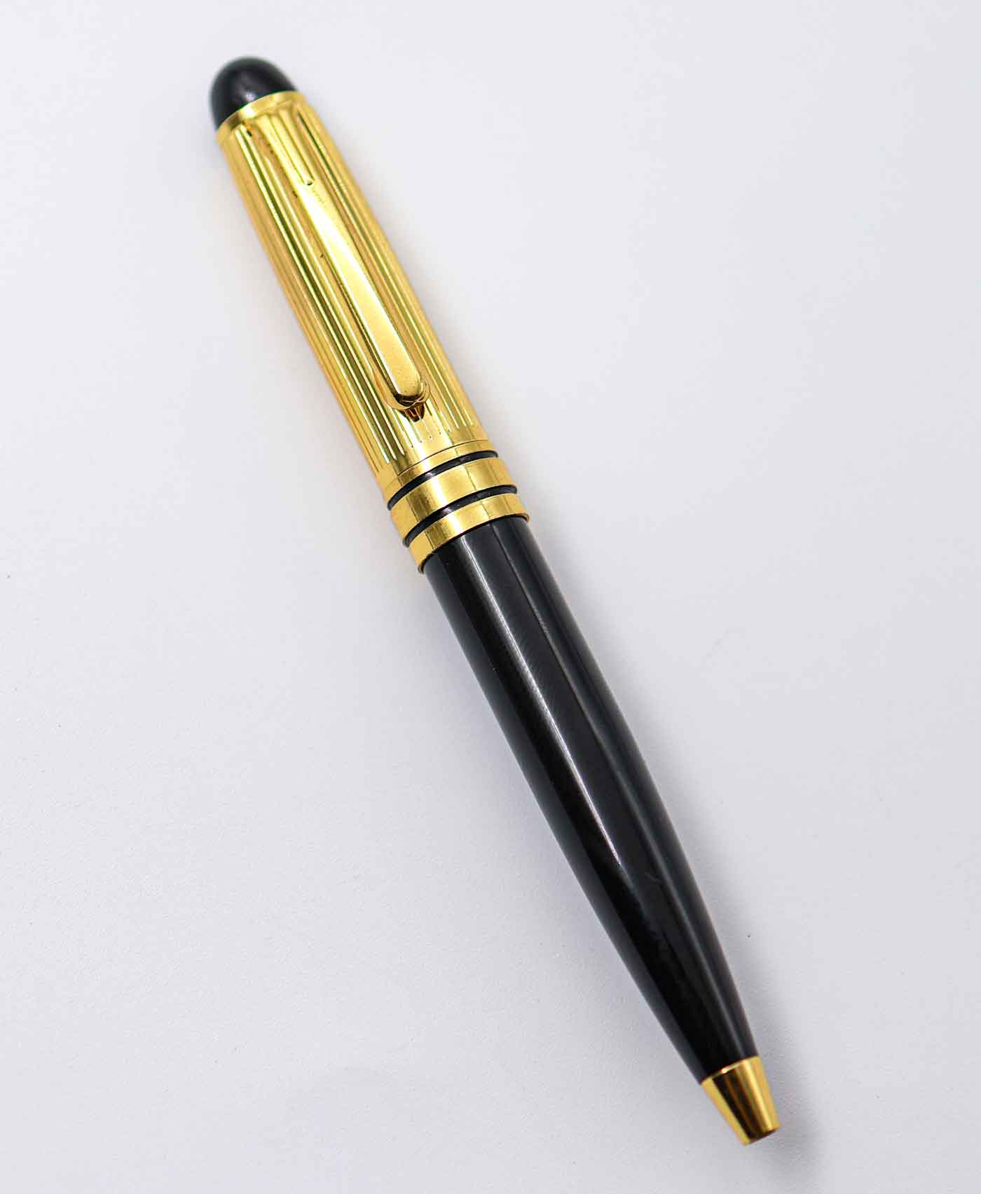 Penhouse.in Black With Golden Color Body And Gold Clip Medium Tip Twist Type Short Ball Pen SKU 25173