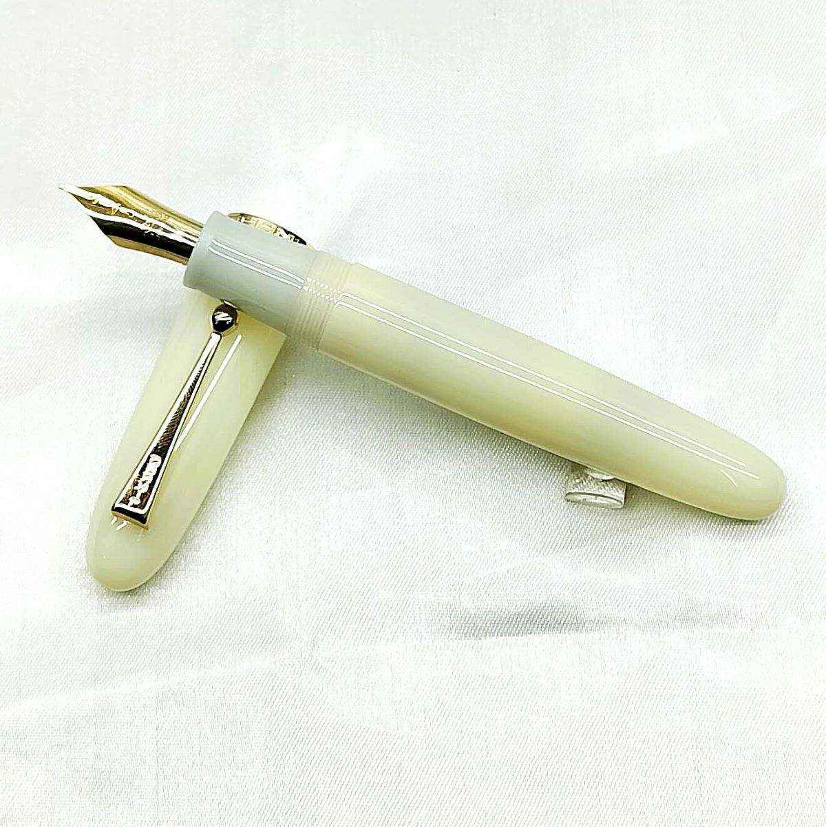 Jinhao 9019 Dadao White Color Body With Golden Color Clip And Trim No 40 Medium Nib Converter Type Fountain Pen SKU 27247