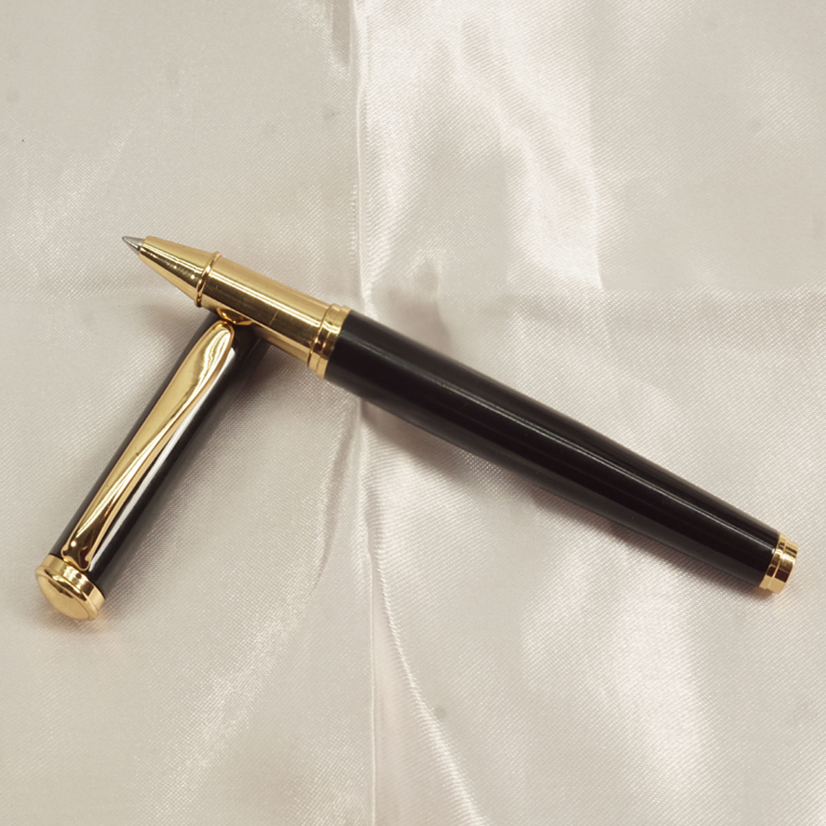 penhouse.in Glossy Black Color Body With Gold Clip Fine Tip Cap Type Roller Ball Pen SKU 27685