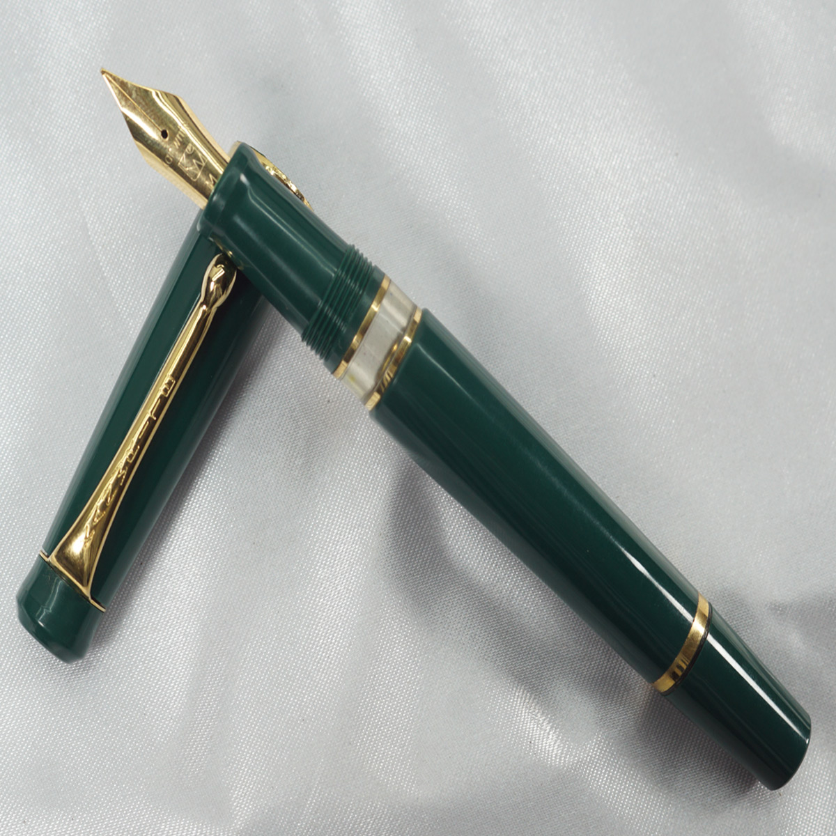 Kanwrite Heritage GT Solid Green  Body and Cap Type Gold Clip with Green Grip Medium Nib Piston Type Fountain Pen SKU 27760