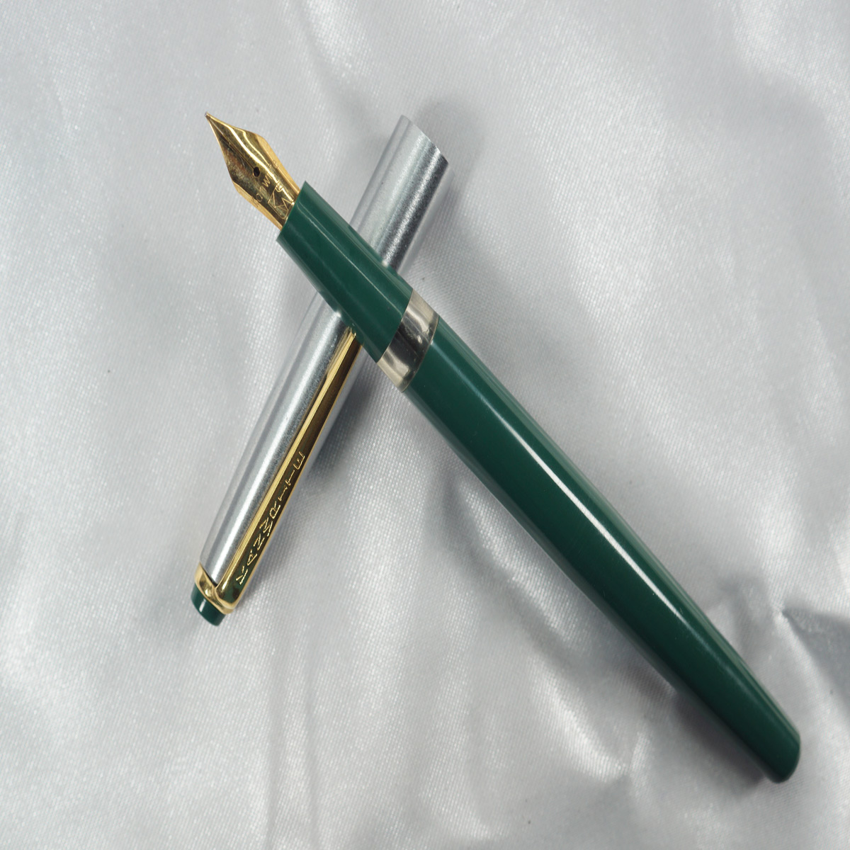 Kanwrite Saloon GT Solid Green Color Body Silver Cap with Medium Nib Converter Type Fountain Pen SKU 27815