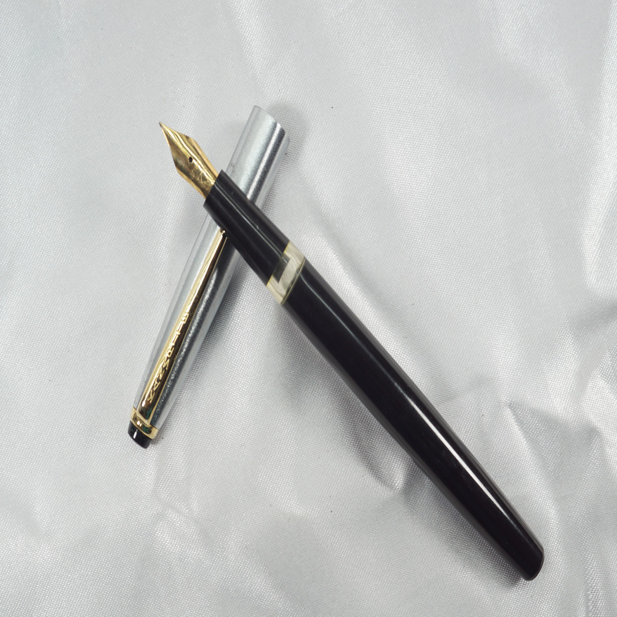 Kanwrite Saloon GT Solid Black Color Body with Silver Cap With Medium Nib Converter Type Fountain Pen SKU 27822