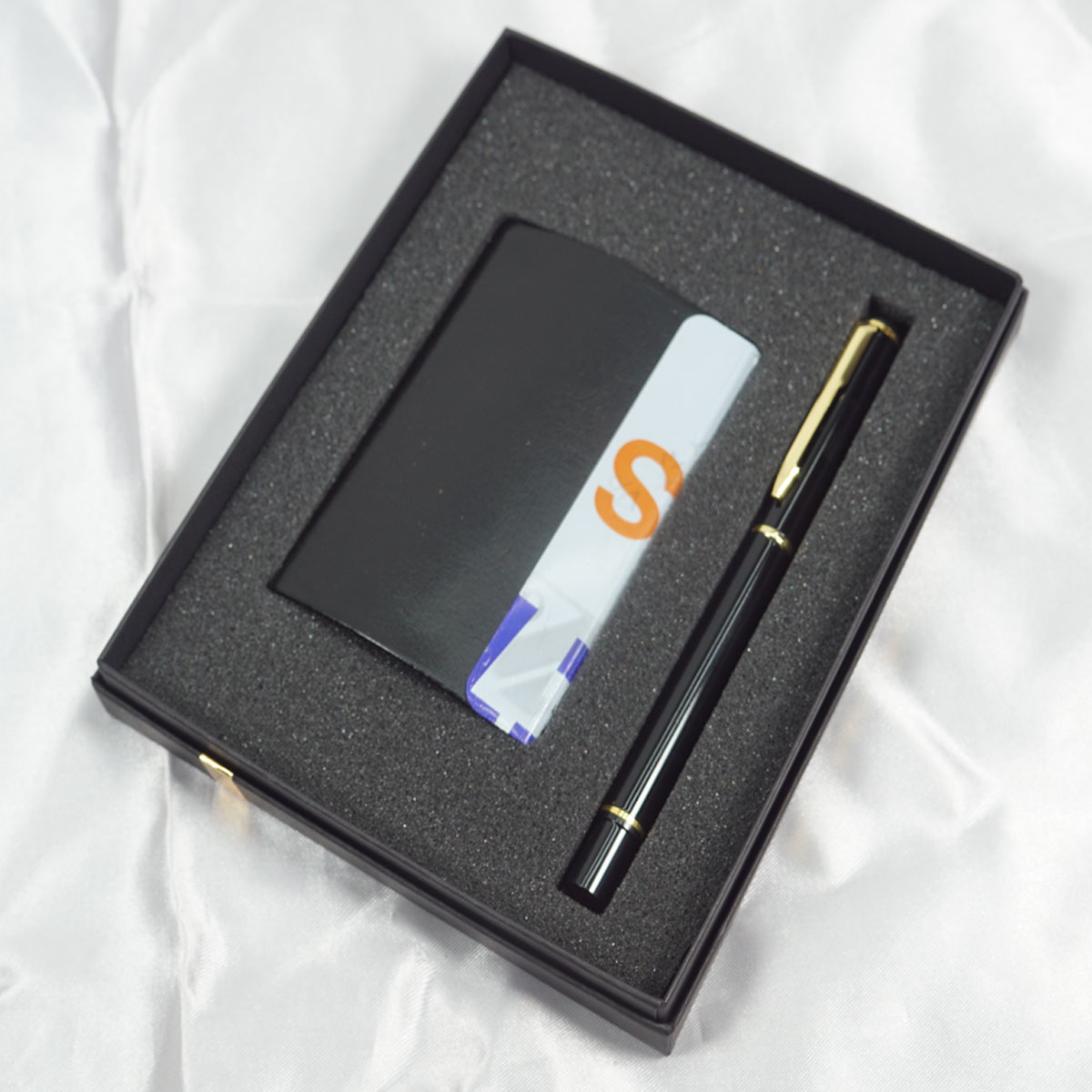 penhouse.in Card Holder Black Color and Cap type Roller Ball Pen Set 2 in 1 SKU 27882