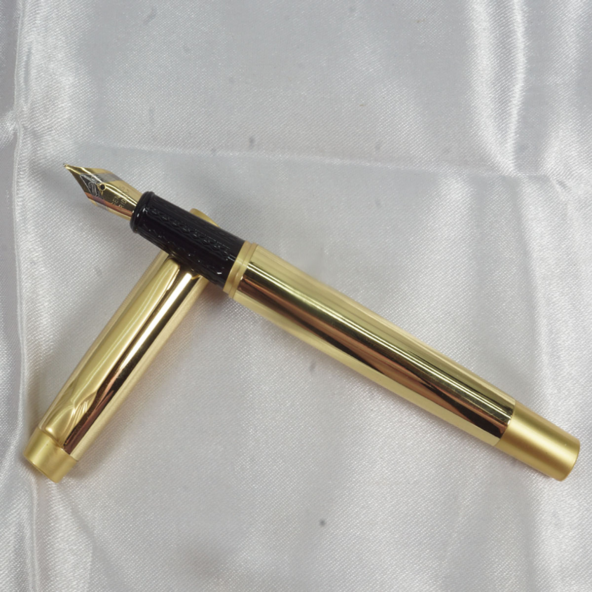 Dikawen 8057 Full Gold Color Body And Gold Color Clip With Black Grip Converter Type Fountain Pen SKU 27978