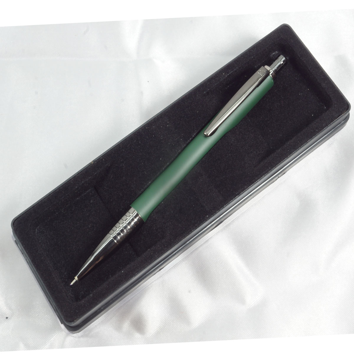 Cello Elite Select Metal Green Color Body With Gun Metal Color Clip And Grip Retractable Type Ball Pen SKU 28001