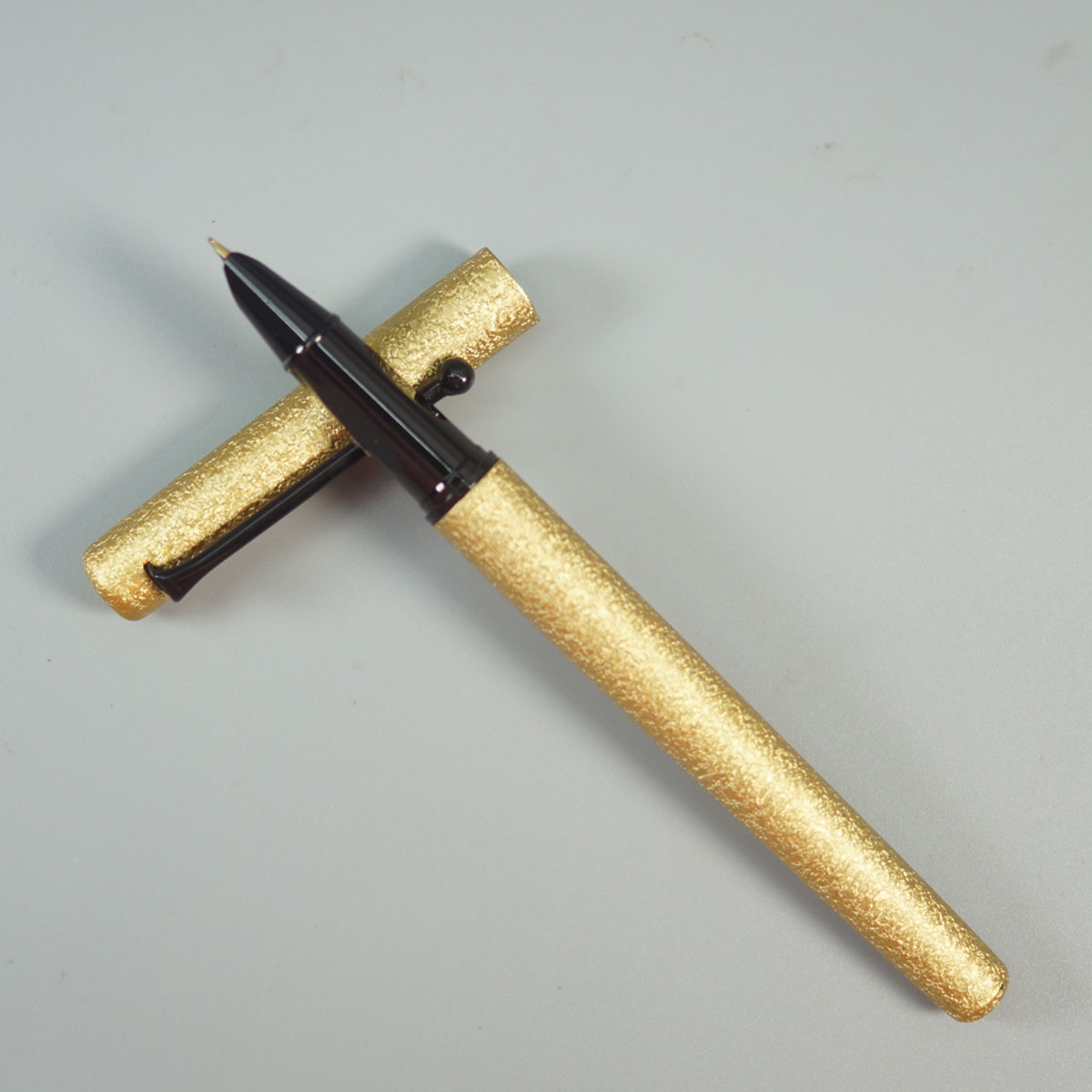penhouse.in 1231 Gold Color Paper Crush Body With Black Color Clip Fine Nib Converter Type Fountain Pen SKU 28696