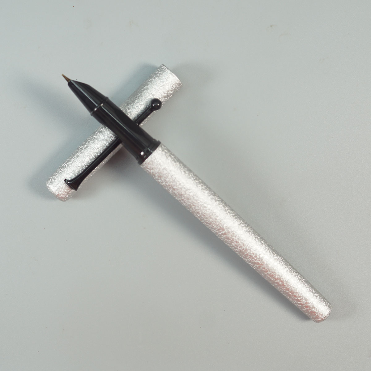 penhouse.in 1231 Silver Color Paper Crush Body With Black Color Clip Fine Nib Converter Type Fountain Pen SKU 28697