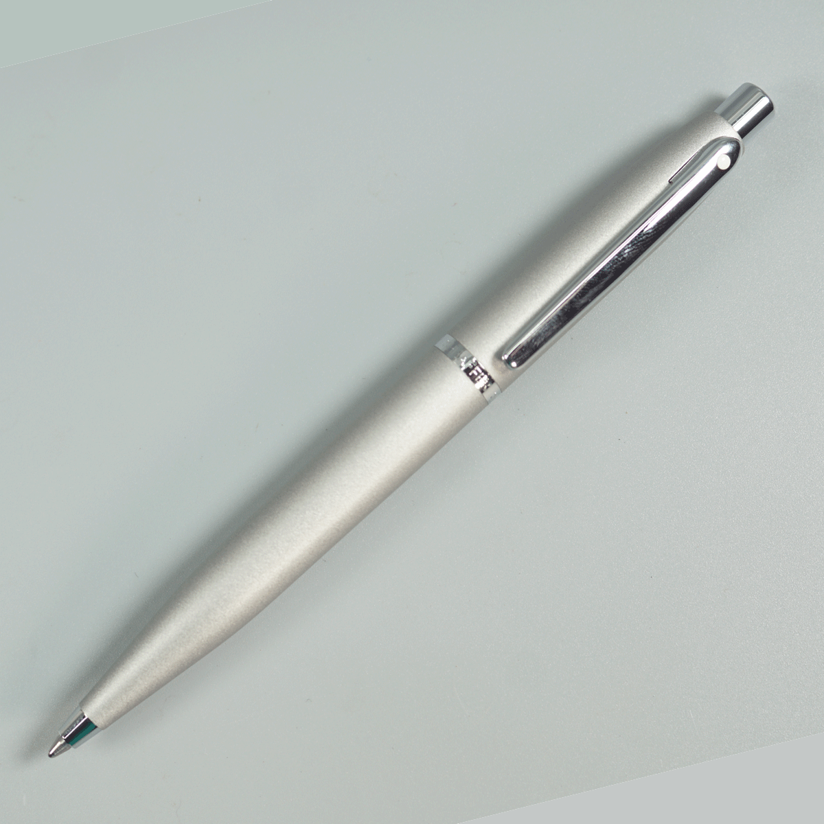 Sheaffer VFM E9400 Strobe Silver With Chrome Trim Retractable Type Ball Pen SKU 28864