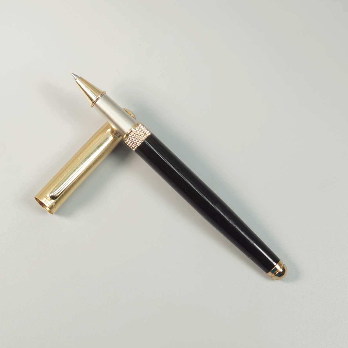 Sigaura Glossy Black Color Body With Gold Color Cap And Cap Type Roller Ball Pen SKU 29057