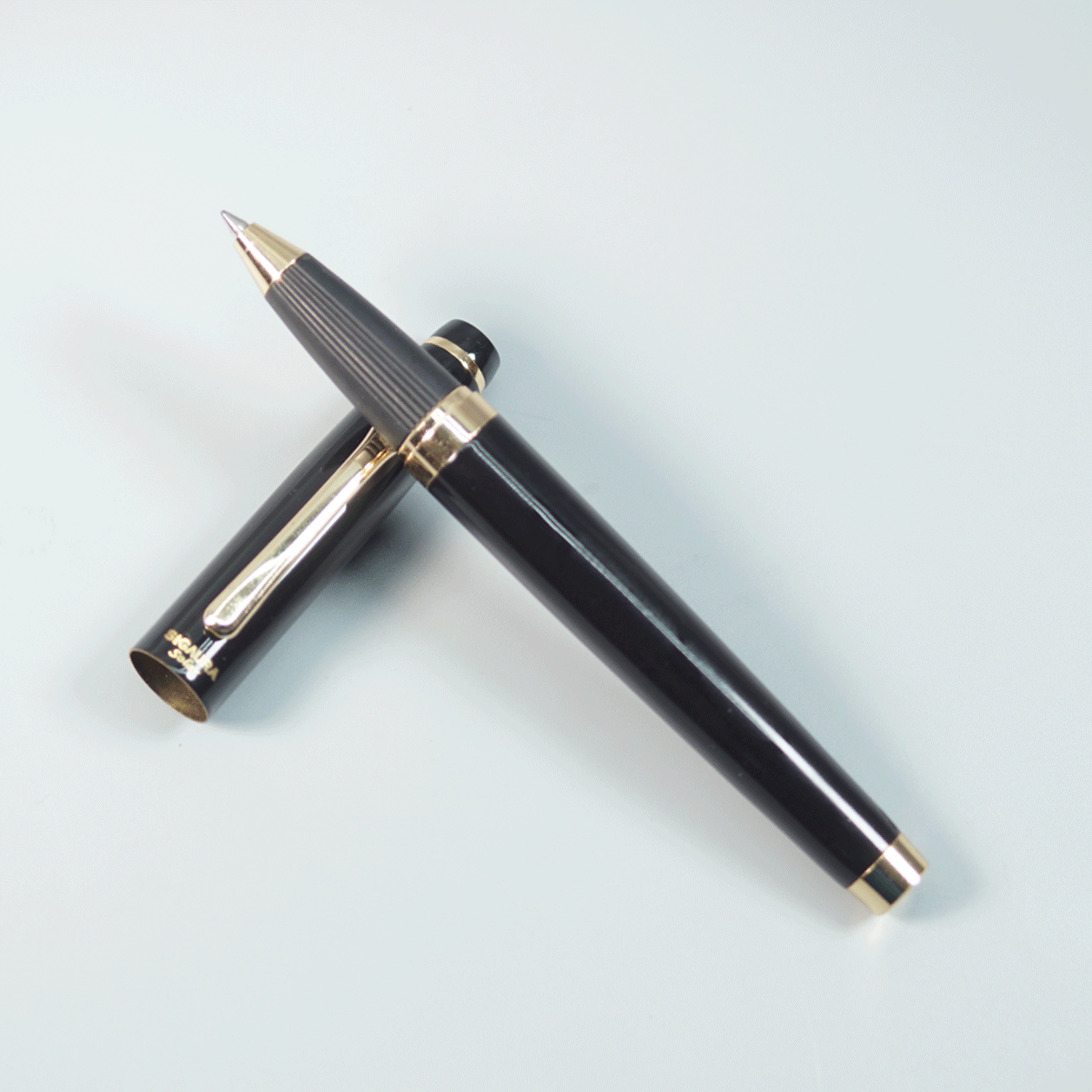 Sigaura  Glossy Black Color Body Body And Gold Clip And Fine Tip MagneticType Roller Ball Pen SKU 29058