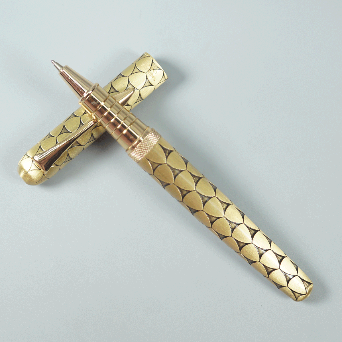 Sigaura Great Gold Color Designed Body Cap Type Ball Pen SKU 29059