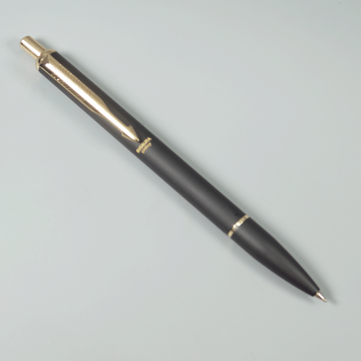 Sigaura Galaxy Matte Full Black Color Body With Gold Clip Rectractable Trim Fine Tip Ball Pen SKU 29095
