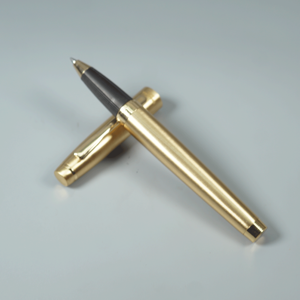Sigaura Solar Full Gold With Gold Clip Trim Fine Tip  Cap Type Roller Ball Pen SKU 29097