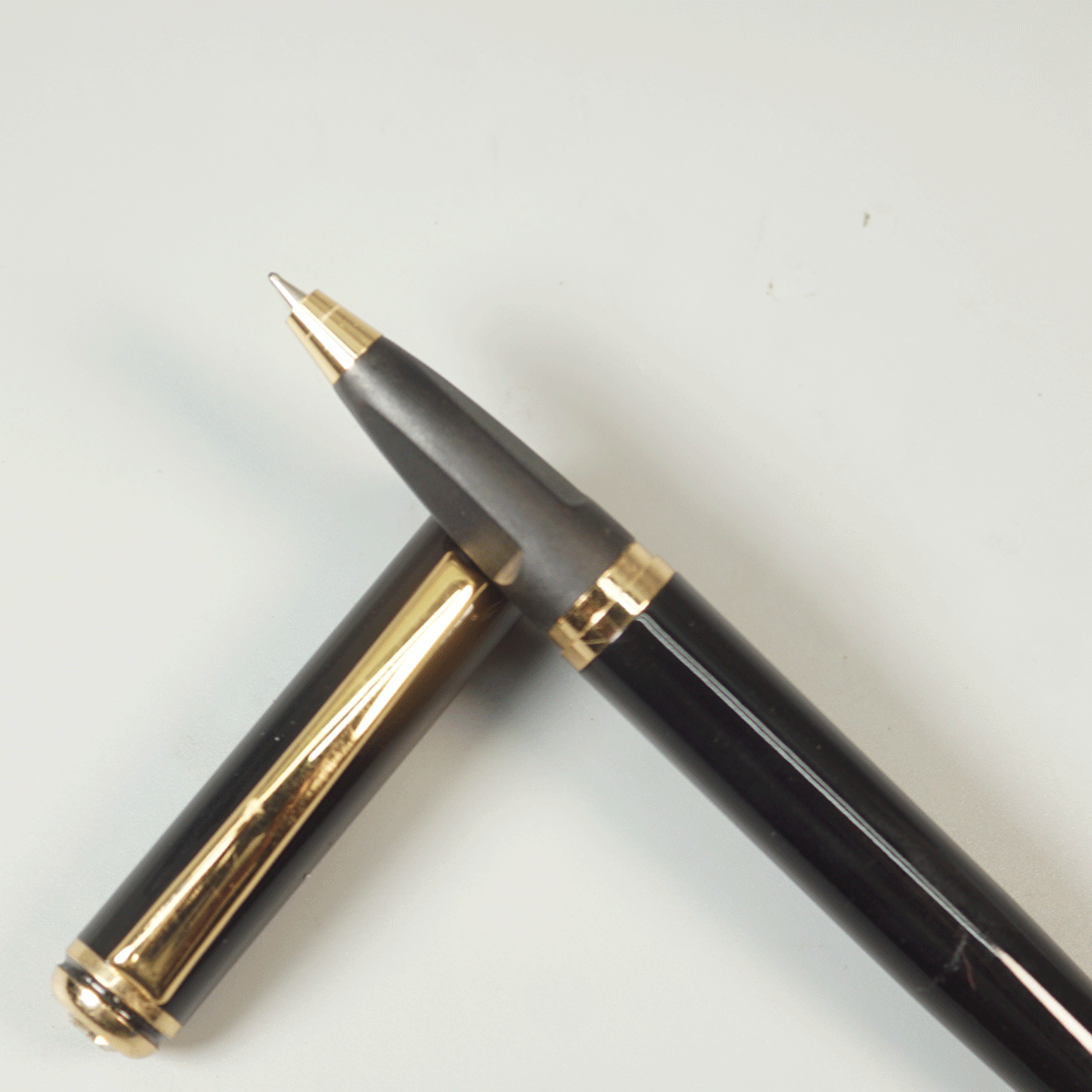 Sigaura Wisdom Glossy  Black Color Body With Gold Color Clip And Top  On Stone Magnetic Type Ball Pen SKU 29106