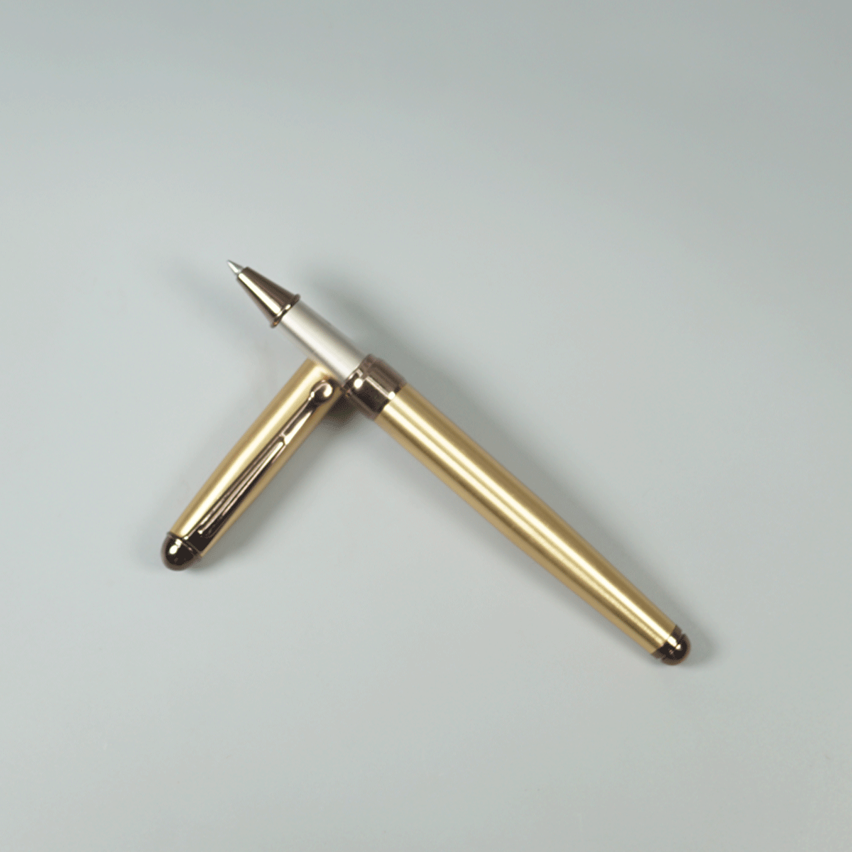 Sigaura Comet Glossy Body  Full Gold Color With Brown Color Clip And Trim Fine Tip  Type Roller Ball Pen SKU 29116