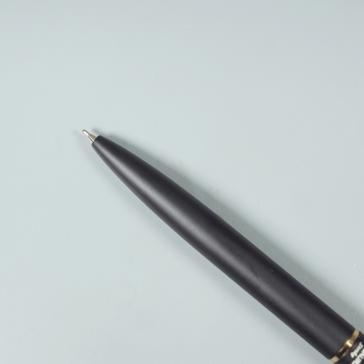 Sigaura Strike Matte Body Full Black Color With Gold Color Clip And Trim Fine Tip Twist Type Ball Pen SKU 29119