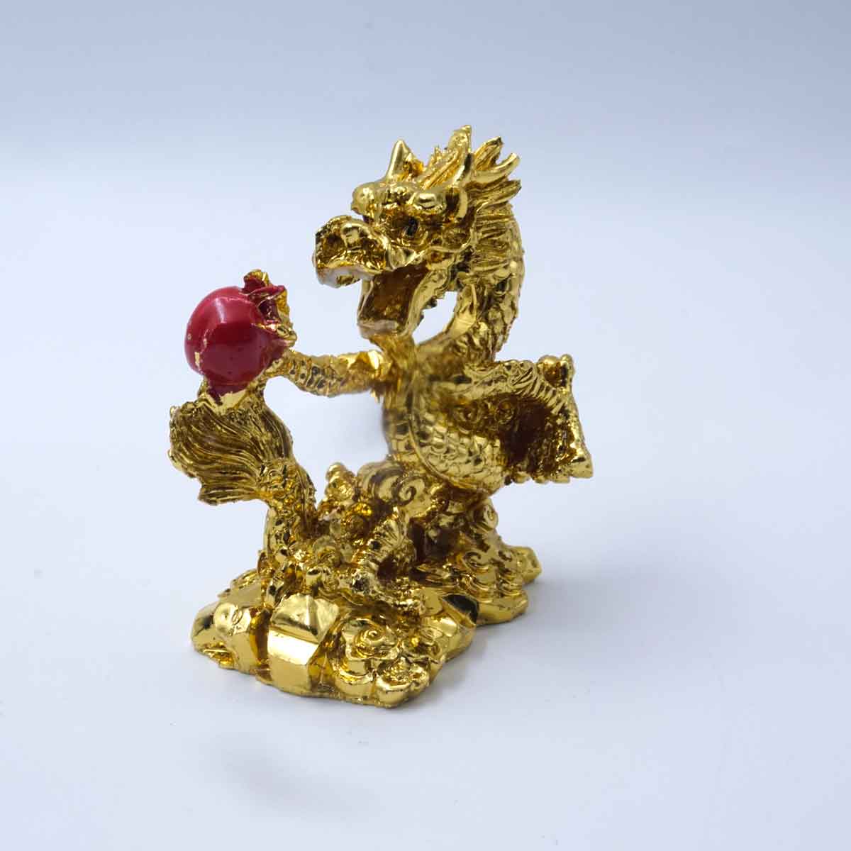 penhouse.in Golden dragon Gasping Red Color ball Home décor and Gift SKU 50757